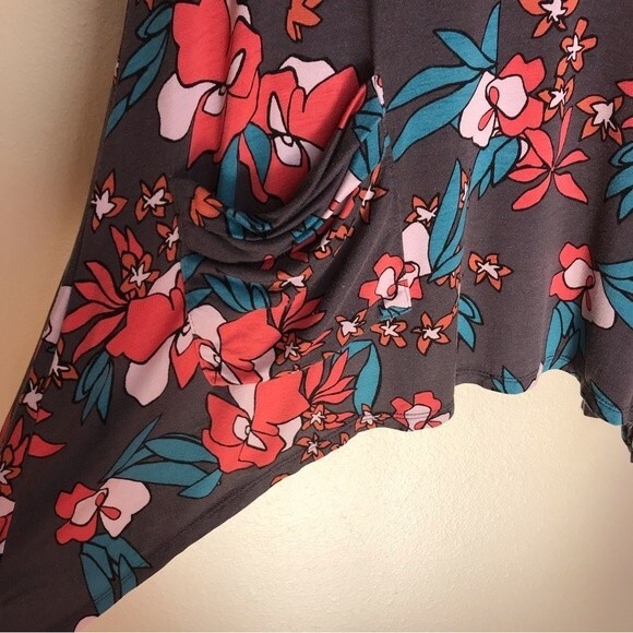 LOGO by Lori Goldstein V Neck 3/4 Sleeve Sharkbite Hem Gray Floral Tunic Medium - Picture 4 of 11